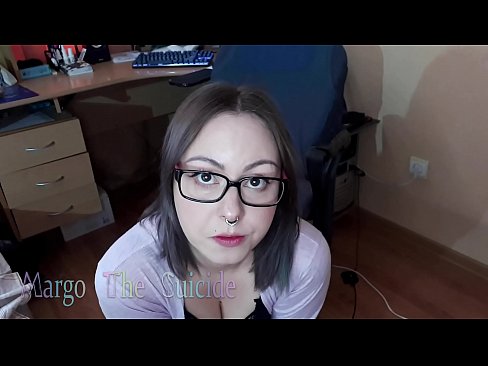❤️ Seksuali mergina su akiniais giliai čiulpia dildo į kamerą ❤❌ Porno video prie mūsų ﹏