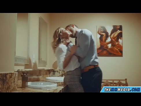 ❤️ Kai krūtininga blondinė vilioja tave viešajame tualete ❤❌ Porno video prie mūsų ﹏